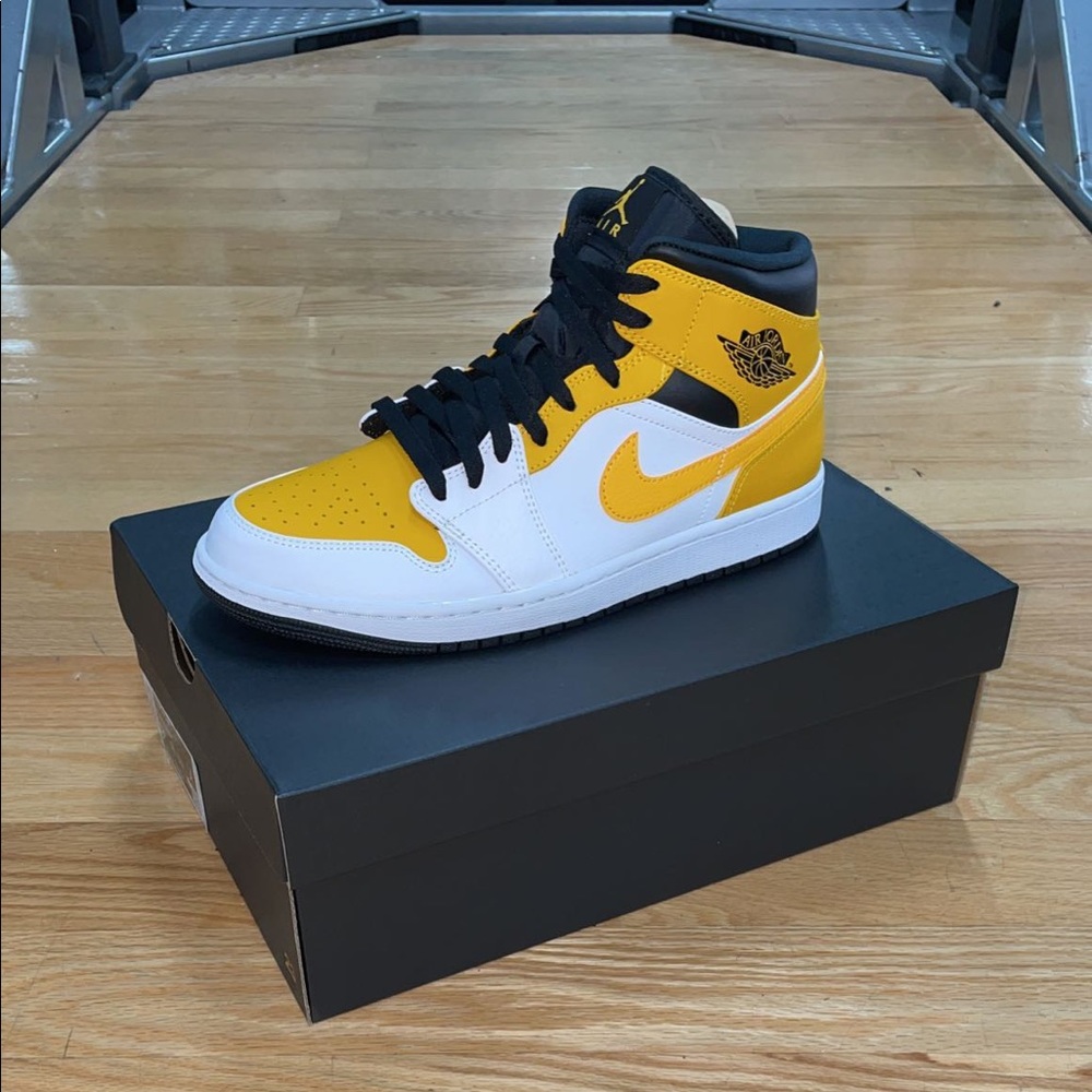 AJ1 University Gold size: 9.5m, 10m Dead Stock